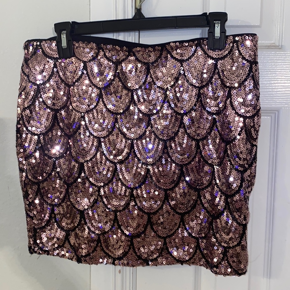 Preowned mini skirt rose and black n petal shape sequin.”As is”see measurements